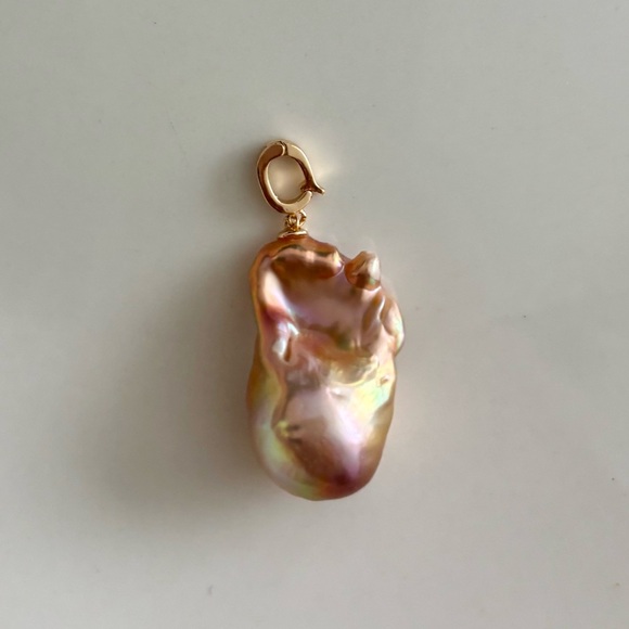 Jewelry - Iridescent baroque pearl pendant